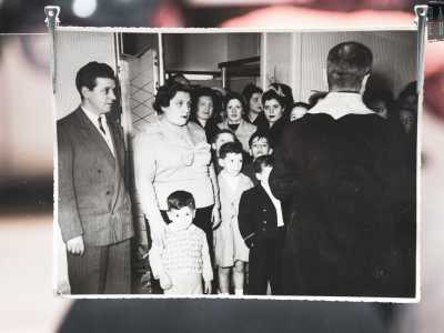 �Tutto nacque con mio padre Giuseppe (il primo a sinistra nella foto)� racconta il 72enne titolare Michele Sassanelli �:  lui divent� il gestore del parrucchiere dell�Albergo Diurno in corso Vittorio Emanuele. Fu l� che impar� il mestiere...
